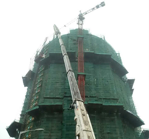 聊城吊车在工地上作业